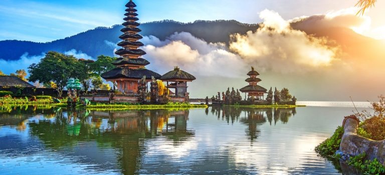 Indonésie: Ostrovní ráj bílých pláží, chrámů a tradiční kultury