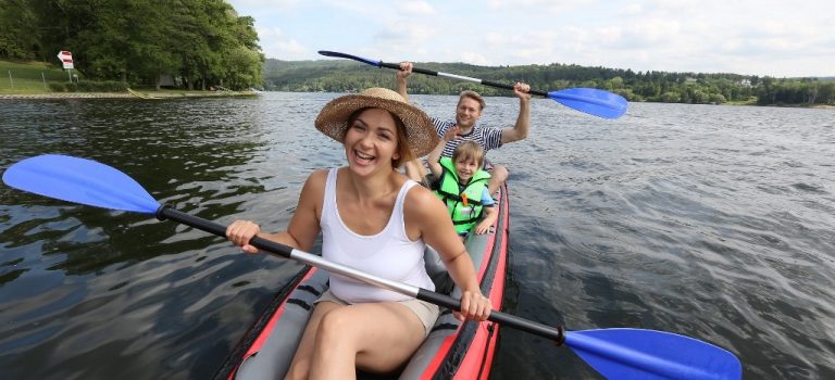 Rodinná dovolená plná adrenalinu: Zapomeňte na nudu, vyrazte na člunu či koloběžce!