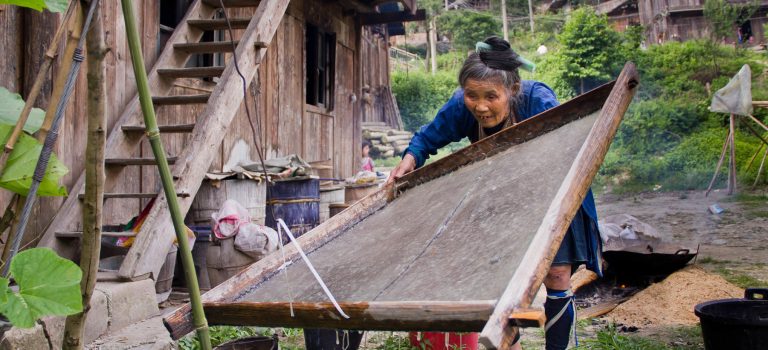 V horách jihozápadní Číny žijí Kamové, s jejich řemesly vás teď seznámí v Náprstkově muzeu