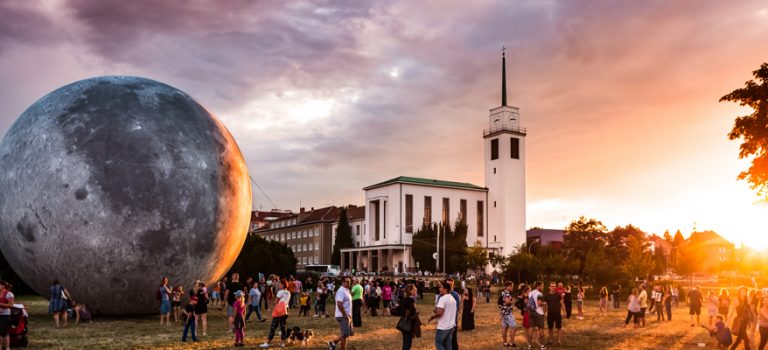 Hvězdárna jede pro Krtka. Největší model Měsíce pomáhá ode dneška v Brně
