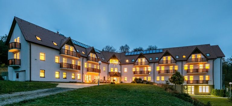 Luxusní hotel se otevřel nedaleko zříceniny hradu Hasištejn. Jak se vám líbí?