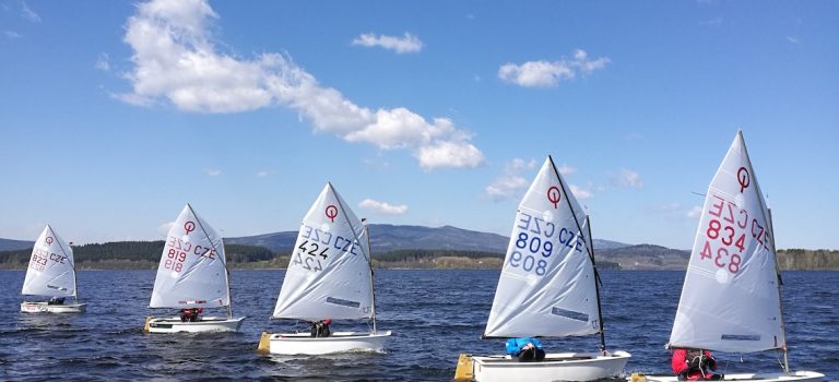 Mladí jachtaři trénují na Máchově jezeře, Nechranicích i Lipně