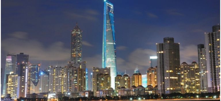 V útrobách jednoho z nejvyšších mrakodrapů pevninské Číny najdeme luxusní hotel, zastoupení světových bank i Starbucks