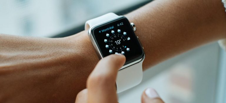dTest zjišťoval, jak chytré jsou hodinky a náramky se smart funkcemi. V čem se na ně můžete spolehnout a kde je prostor pro zlepšení?