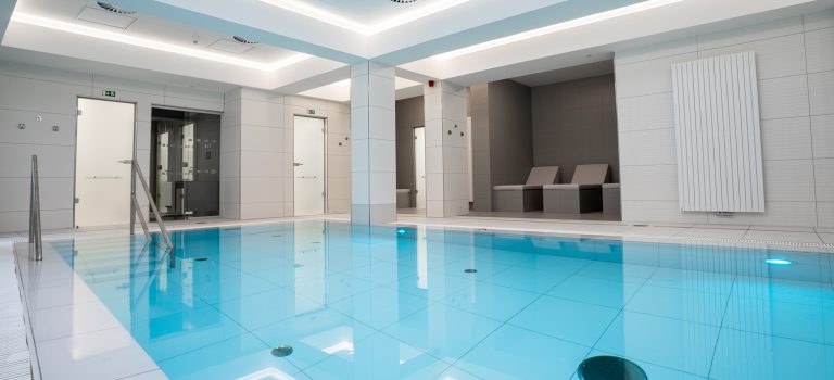 Nový bazén a wellness v Karlových Varech si mohou nově užít nejen pacienti na post-covidových pobytech