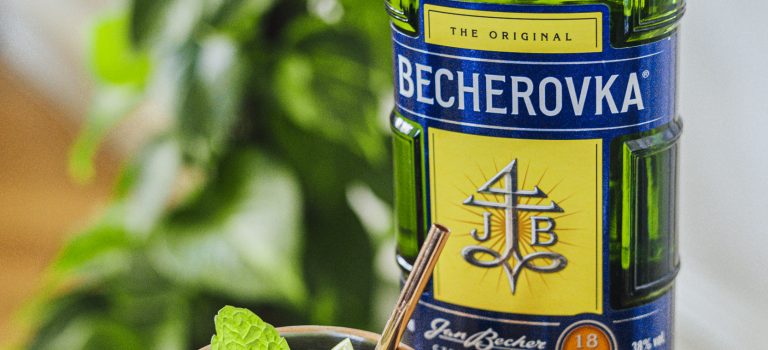 Osvěžující letní drink z Becherovky. Zkuste kombinaci likéru a zázvorového piva